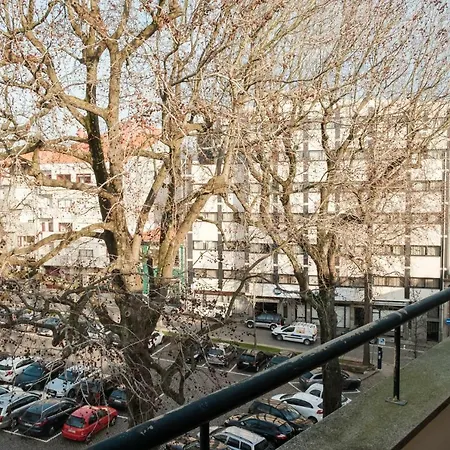 With Balcony In The Square 波尔图