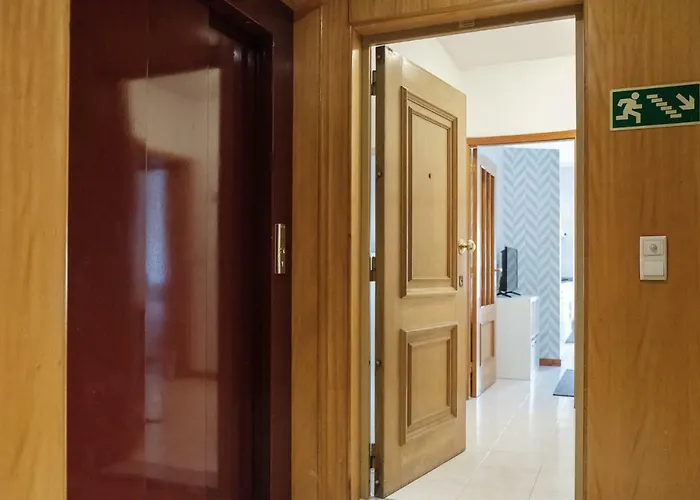 아파트 With Balcony In The Square