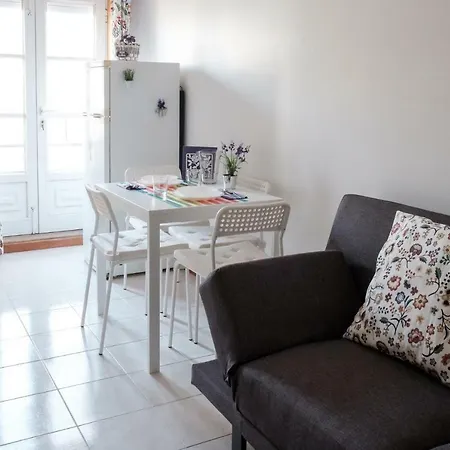 With Balcony In The Square Appartement Porto